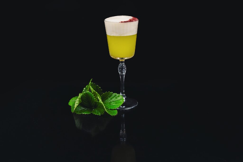Ramiro è un cocktail fruttato a base Paranubes (rum messicano), mela verde e una foam di succo di kiwi e lime.