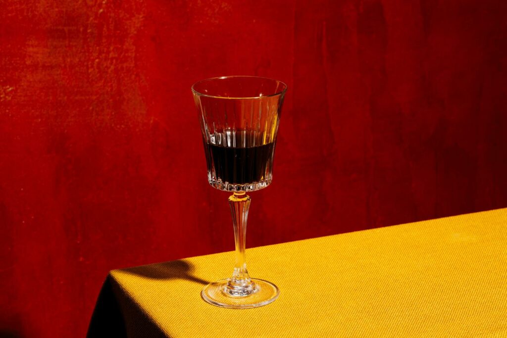 Un bicchiere di vermouth appoggiato su un tavolo