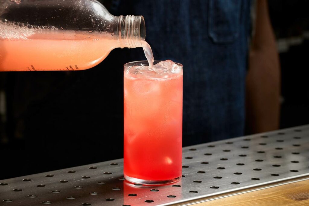 Un bicchiere di Fusettone, cocktail a base Bitter Fusetti e Soda al Pompelmo Rosa