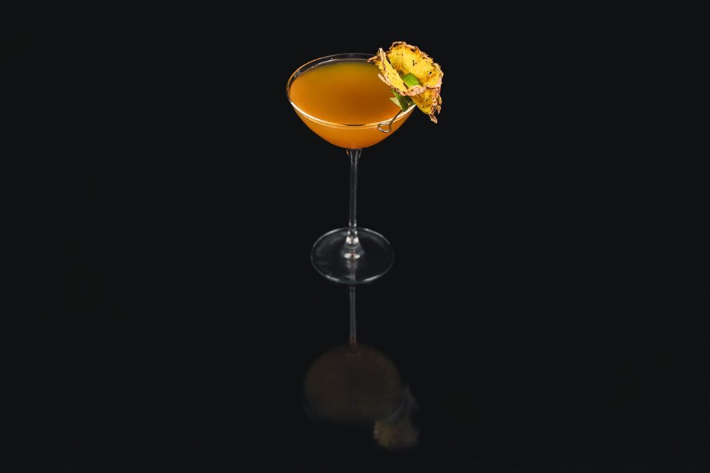 Il cocktail Smo(c)k-tail è un analcolico affumicato ispirato al Messico, preparato con ananas grigliato, aceto di mango e soda al lime