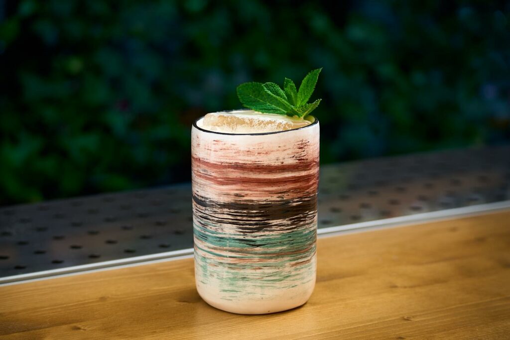 una mug in cermaica contentente l'analcolico Tramonto a Tangeri
