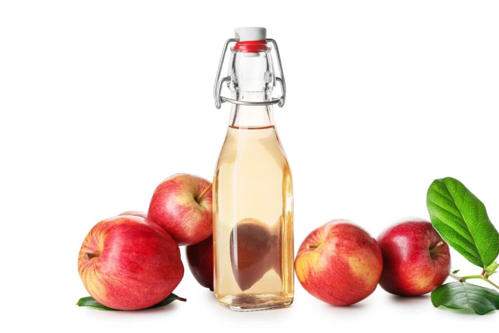 una bottoglia di succo di frutta chiarificato
