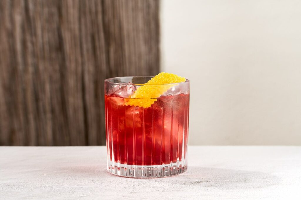Bicchiere con Negroni Low Alcol decorato con scorza di arancia