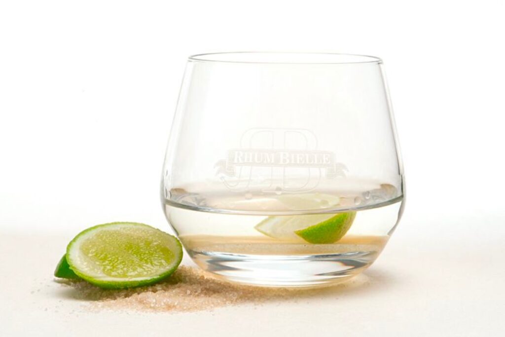 Un bicchiere di Ti Punch con lime, zucchero e rum agricole