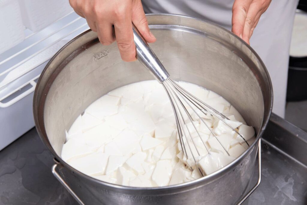 La cagliatura delle proteine del latte, principio alla base del Milk Washing