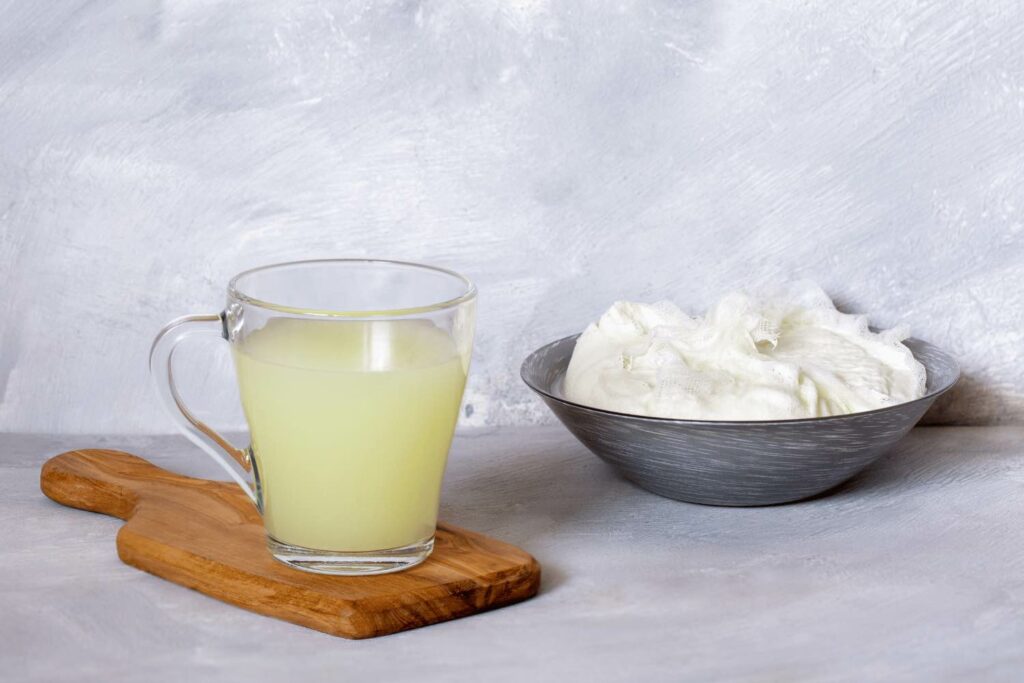 Proteine separate dal siero del latte (liquido nel bicchiere)