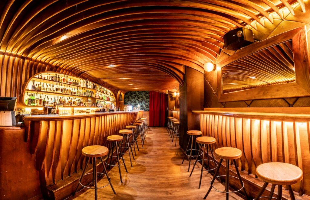 Interno del Paradiso Cocktail Bar di Barcellona