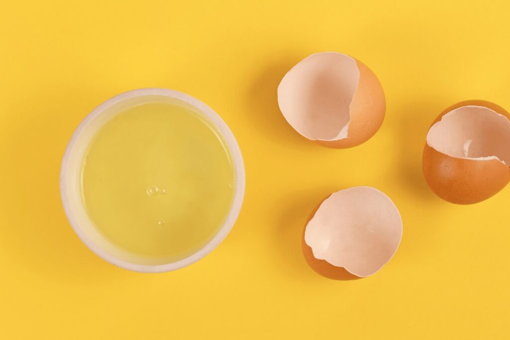 Dell'albume d'uovo per l'egg washing in una ciotola