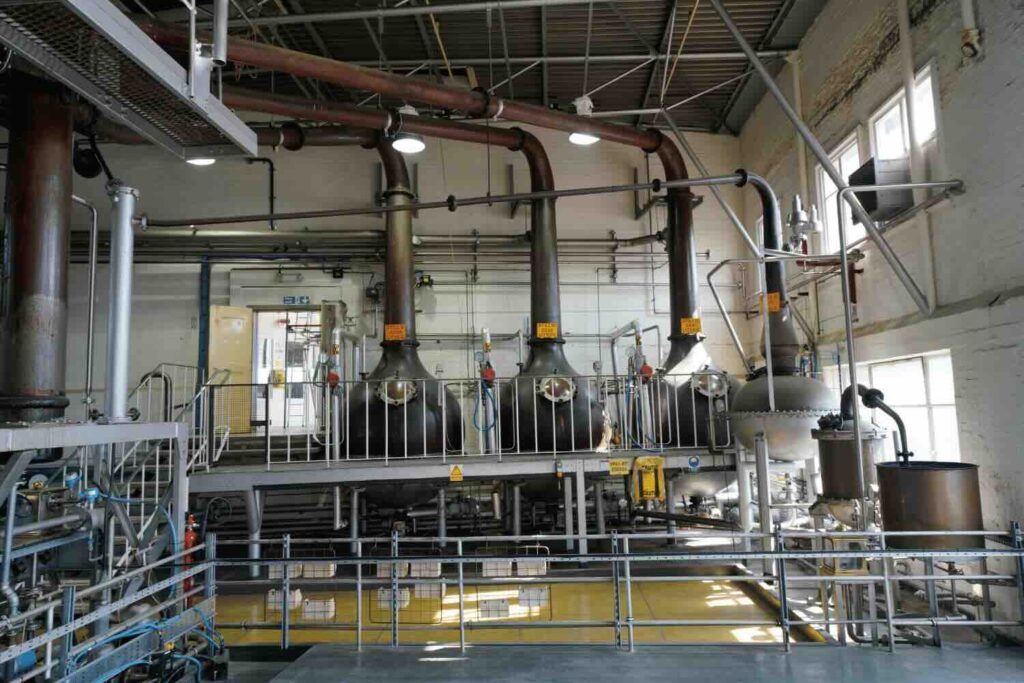 degli alambicchi per distillare gin e altre bevande alcoliche