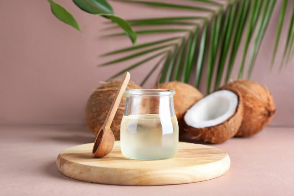 un bicchiere di olio di cocco