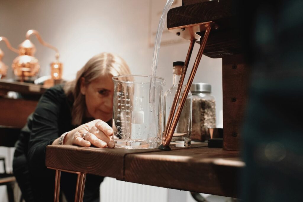 raccolta del distillato quando esce dall'alambicco