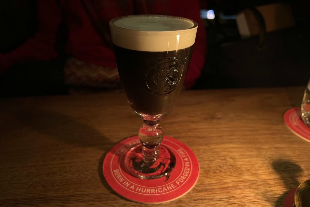 Un perfetto Irish Coffee, preparato con caffè filtro, whiskey irlandese e panna