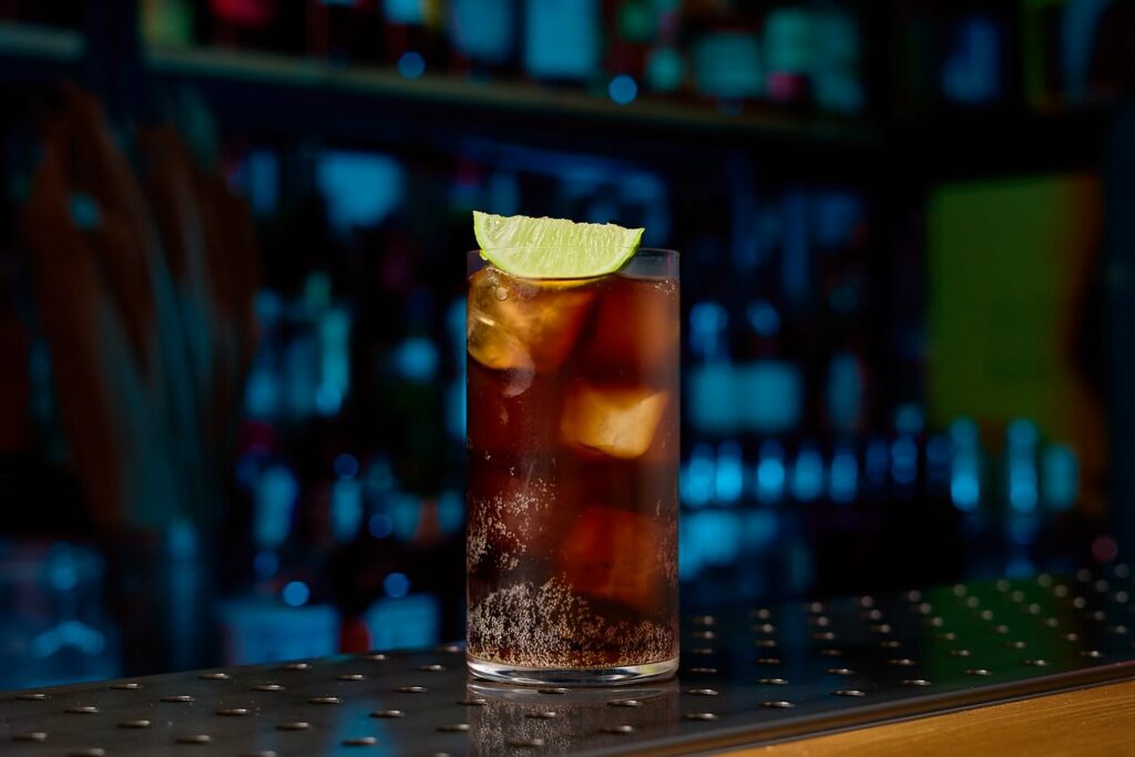 su un Banco bar un bicchiere di Piscolito, un twist della Piscola cilena preparato co nuna cola home made alla cannella e amarene di cantiano