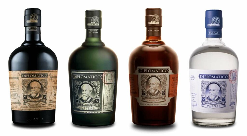 bottiglie di rum diplomatico su sfondo bianco.