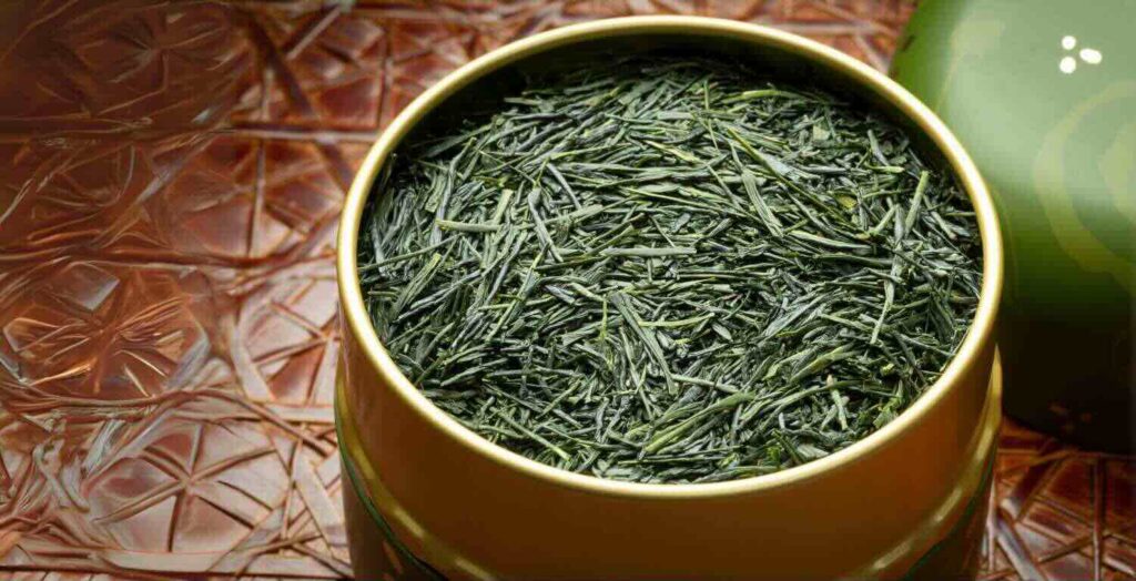 Un tipico contenitore da tè in bamboo contenente del Tè Gyokuro in foglia