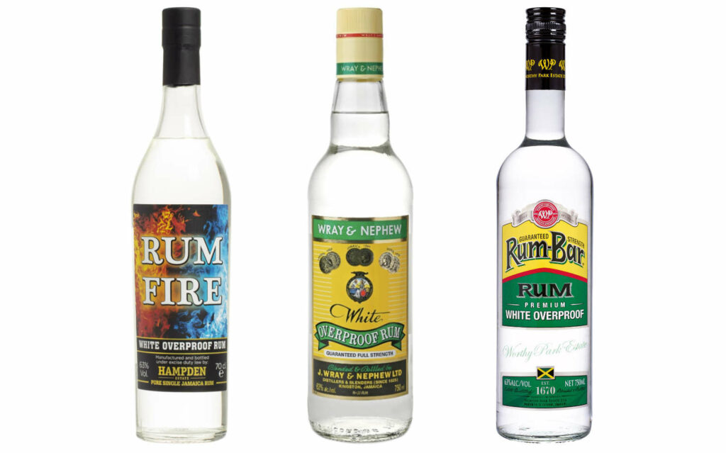 su uno sfondo bianco 3 bottiglie di rum giamaicano overproof: Rum fire, Wray&Nephew e Rum Bar