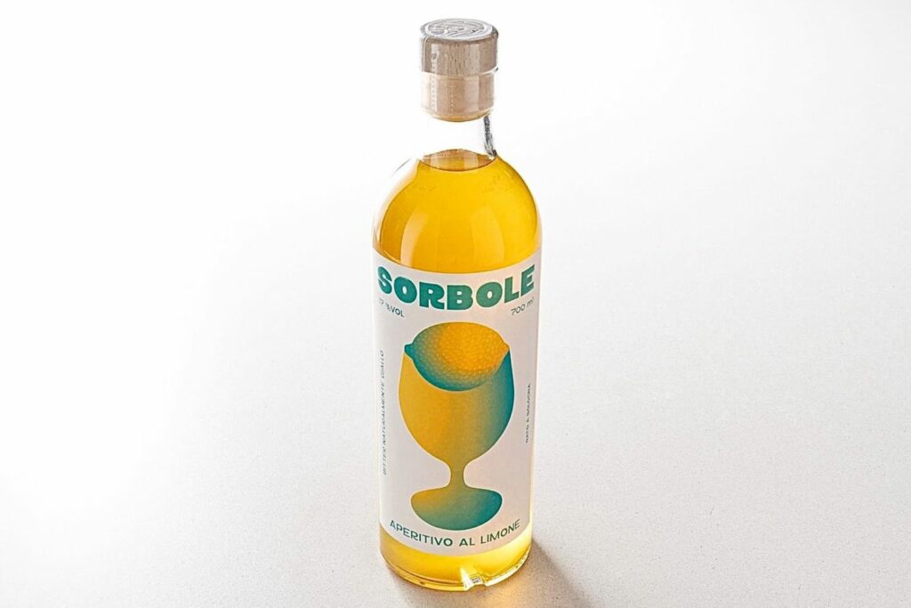 una bottiglia di sorbole, bitter aperitivo al limone creato da Distillering