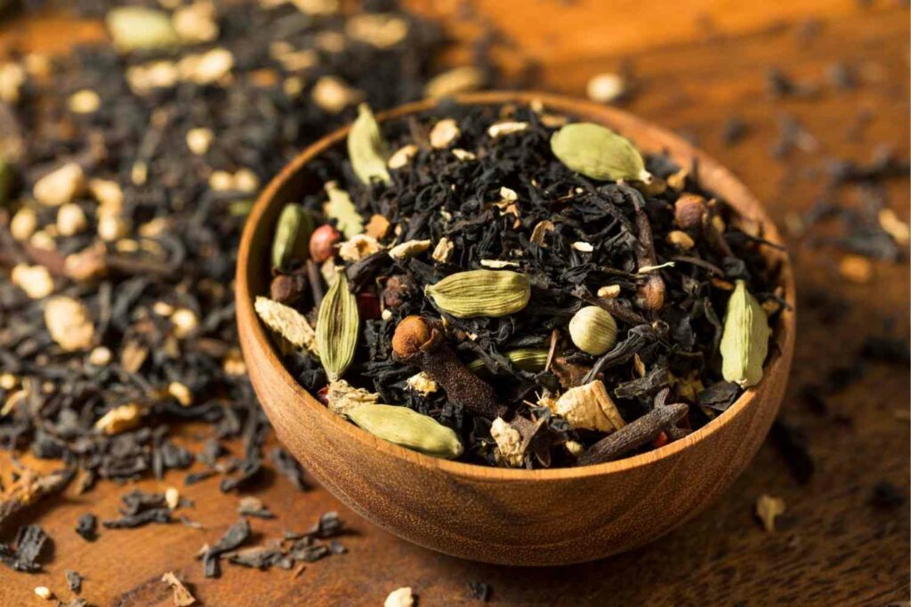 Una ciotola contenente le spezie Masala Chai (cardamomo, cannella, chiodi di garofano, zenzero, noce moscata e pepe)
