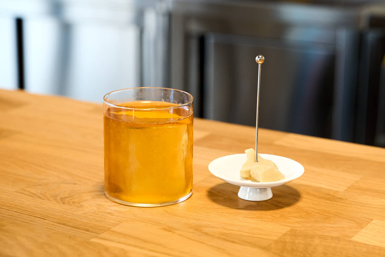 Su un banco in legno il Cocktail 