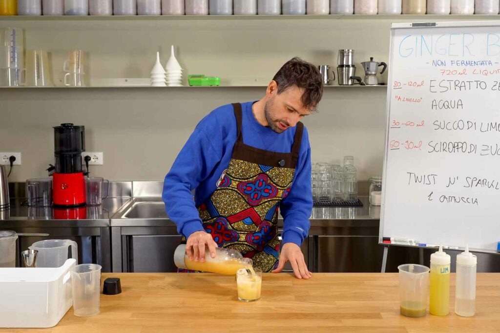 sul bancone del laboratorio Giovanni Ceccarelli versa da un twist'n Sparkle una Ginger Beer home-made non fermentata.