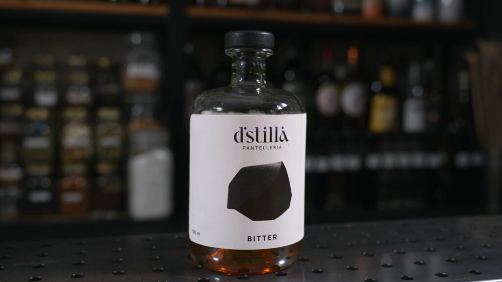 Su un banco bar il bitter D'Stilla prodotto da Distillering. Un bitter in stile mediterraneo con botaniche di Pantelleria