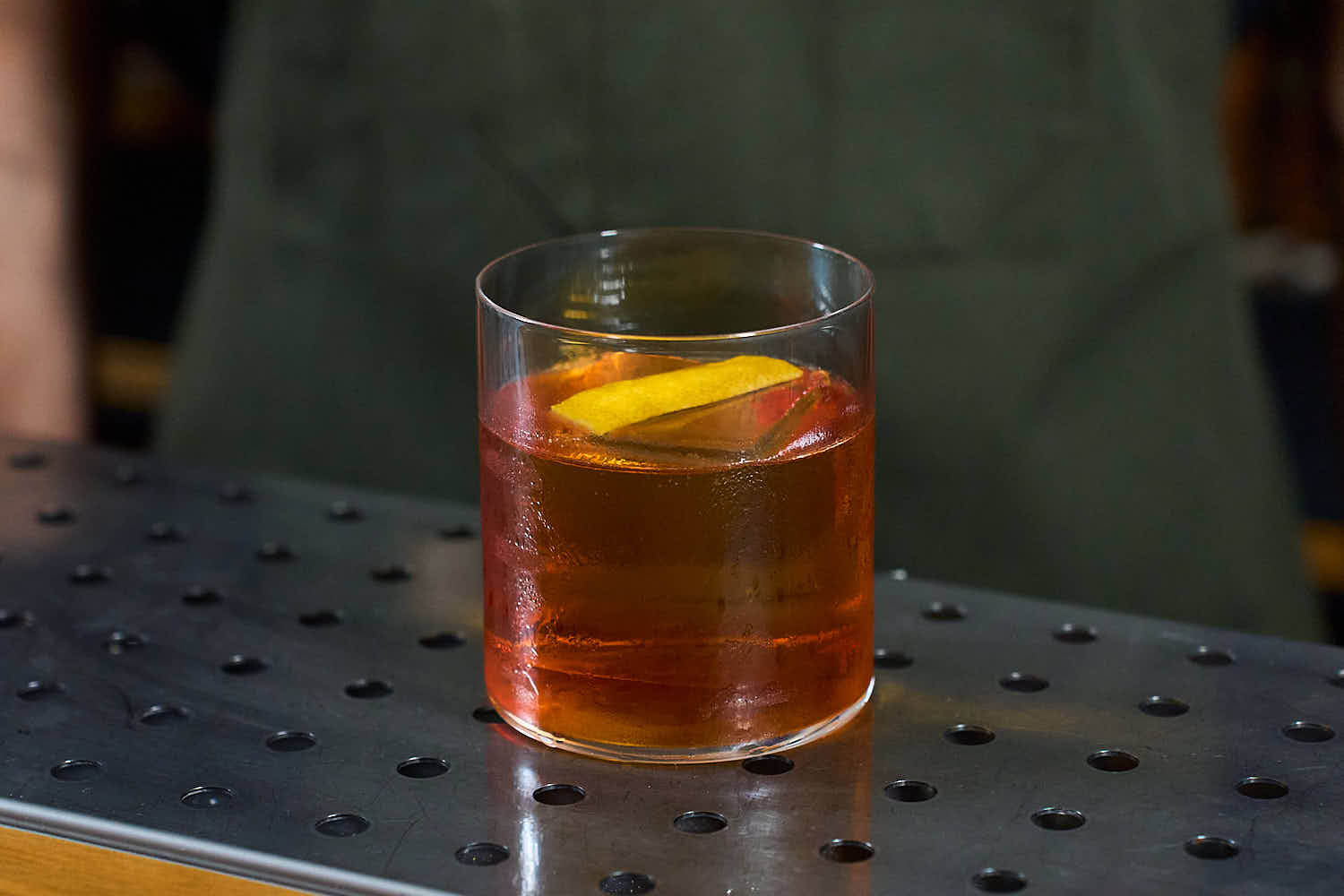 Su un banco bar il cocktail 