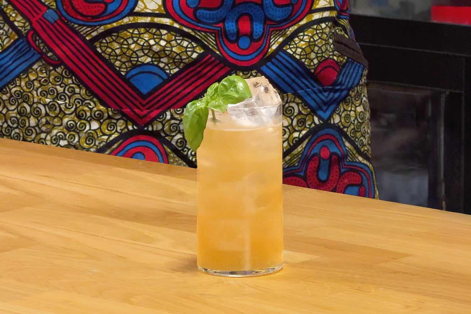 Su un banco di legno, il cocktail 