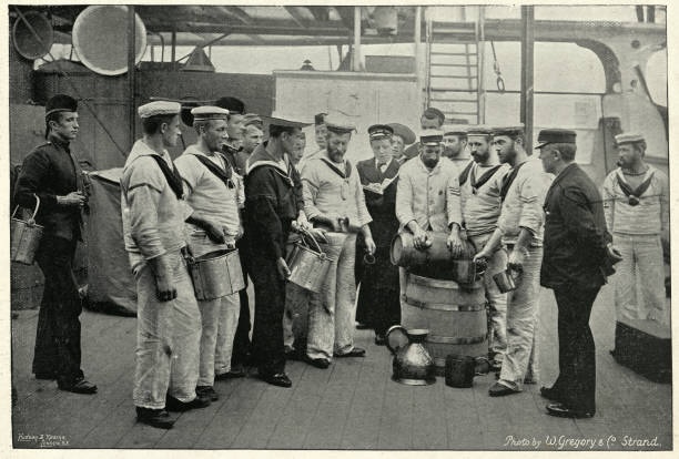 Fotografia d’epoca di marinai della Royal Navy mentre ricevono una razione di Grog a bordo della HMS Royal Sovereign, XIX secolo