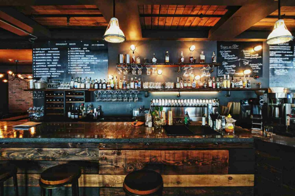 Foto di un interno di un cocktail bar.