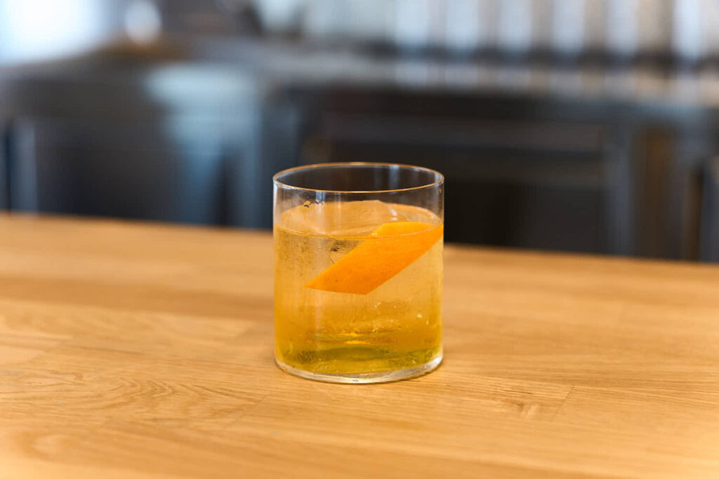 Su un banco in legno, il cocktail 