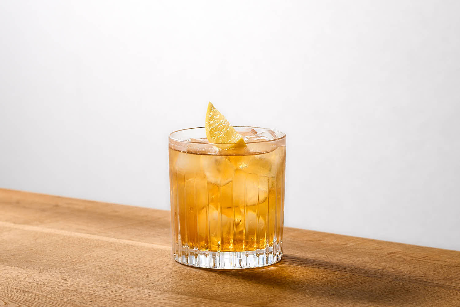 Su un tavolo in legno il cocktail 