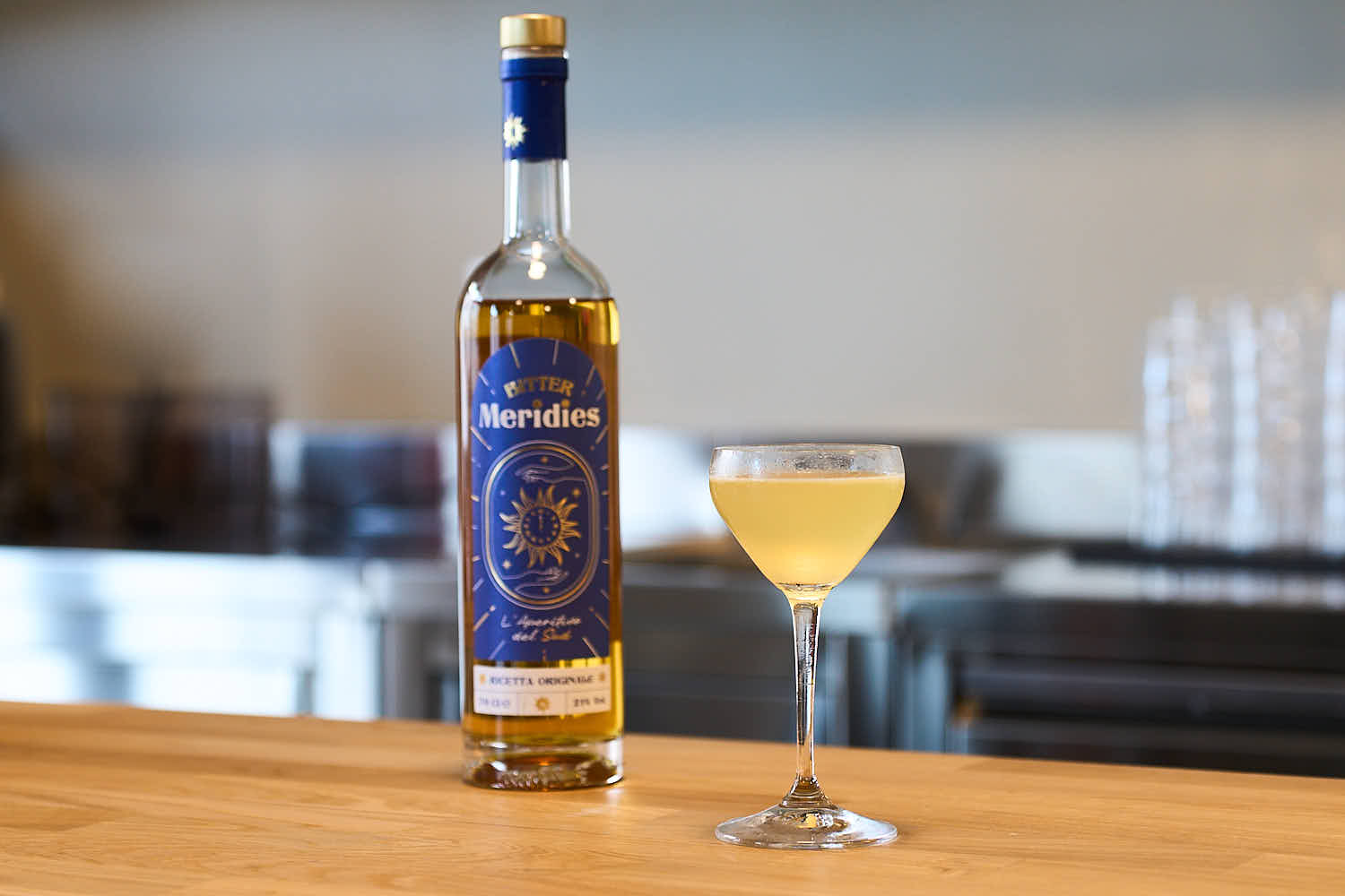 Su un banco in legno il cocktail 