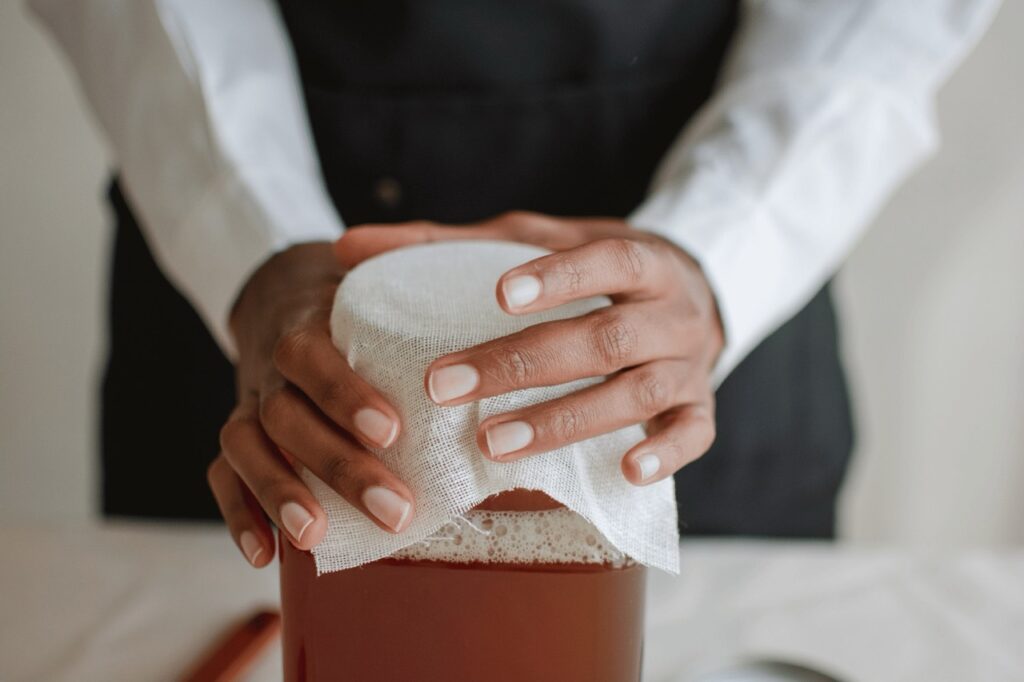 kombucha coperto con canovaccio traspirante durante la fermentazione