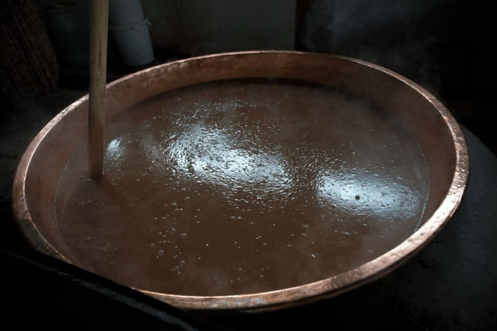 melassa di canna da zucchero è alla base della fermentazione del rum