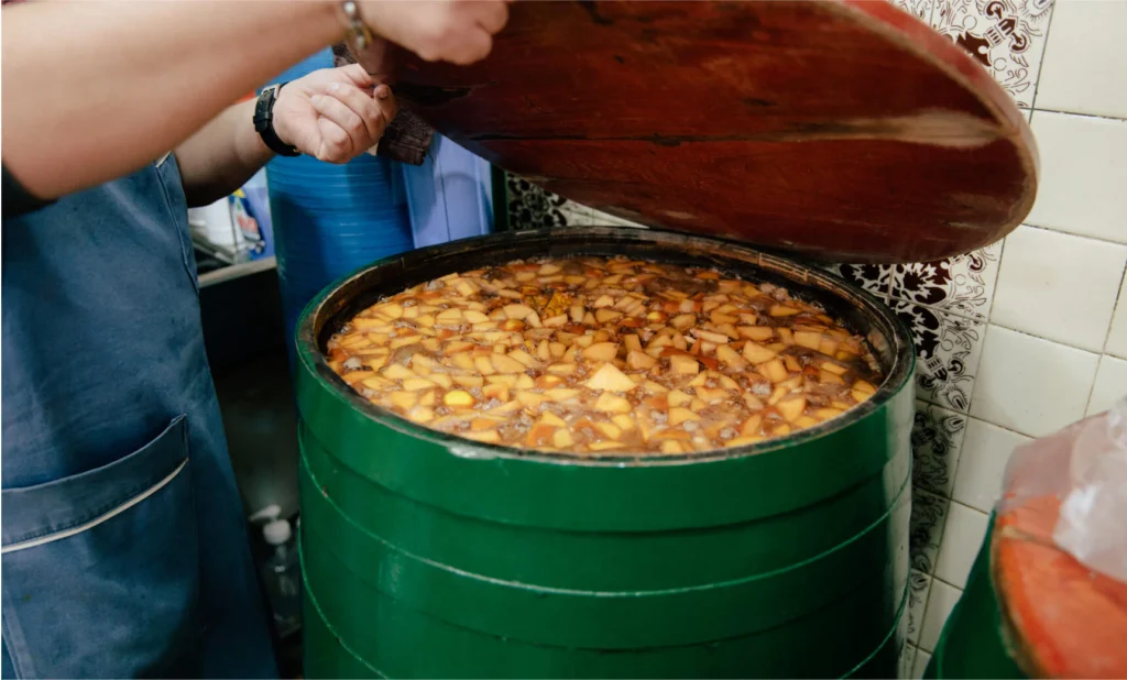 fermentazione in grandi quantità all'interno di una botte