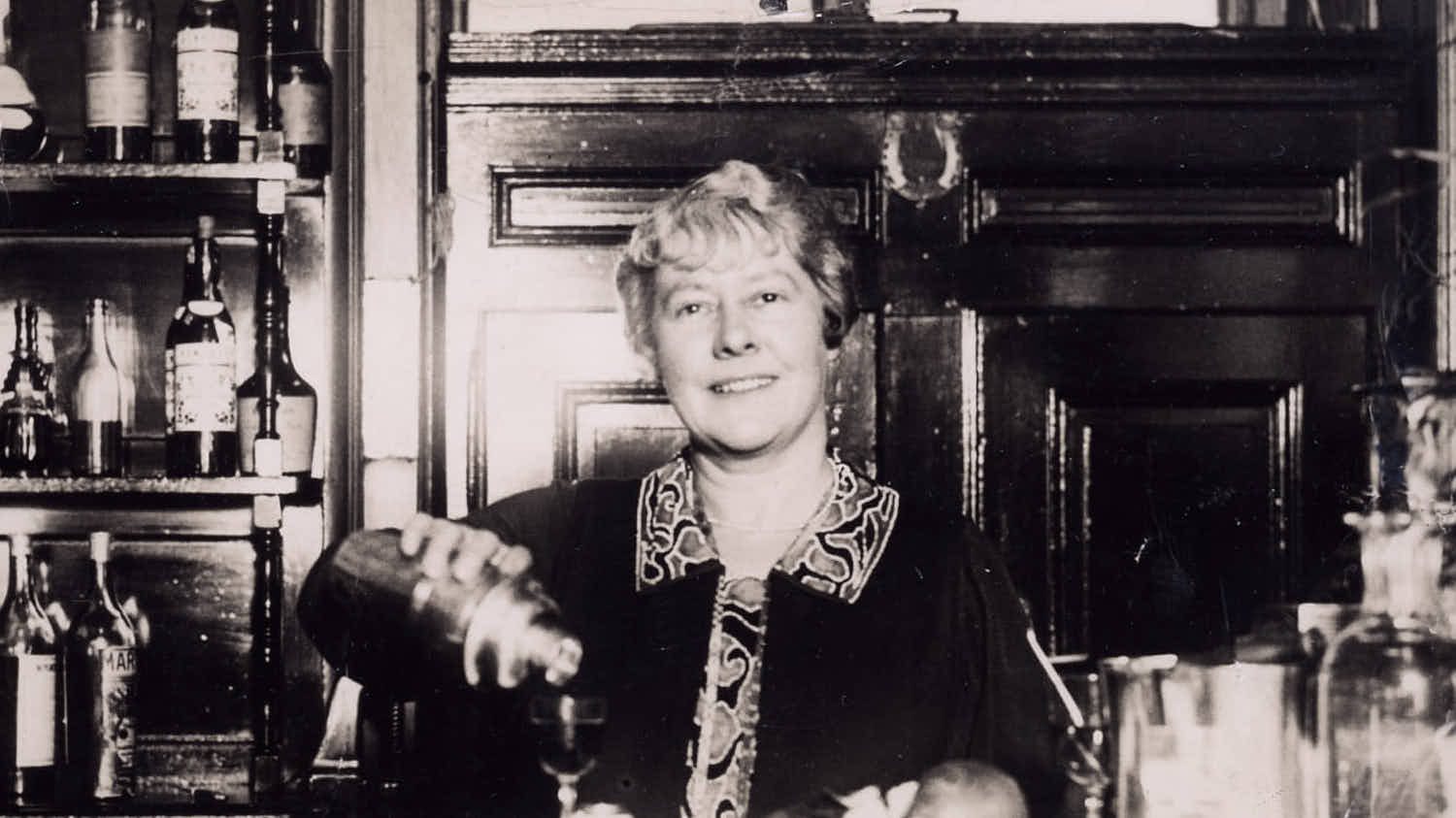 Foto storica che ritrae Ada Coleman al banco dell'American bar del Savoy Hotel London.