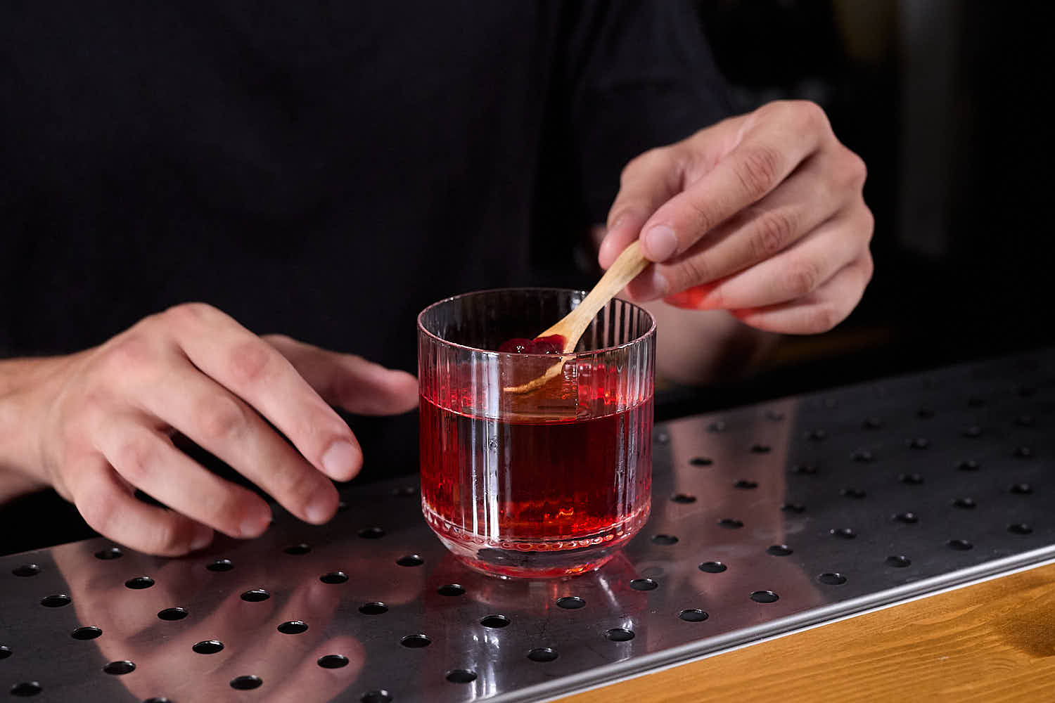 Su un banco bar un cocktail Negroni aromatizzato sfruttando la tecnica